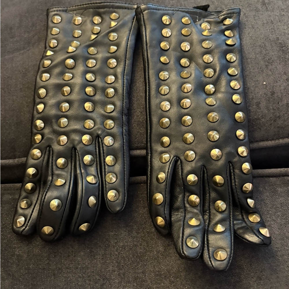 Ladies’ leather gloves.
